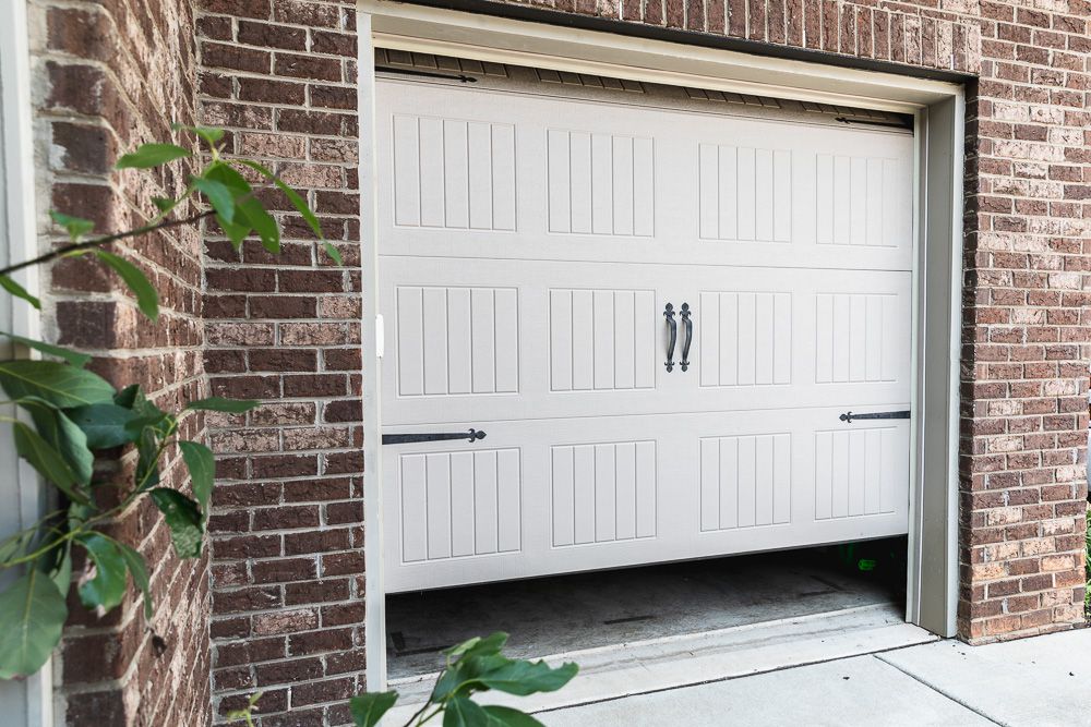 What are the benefits of hiring a garage door repair service?